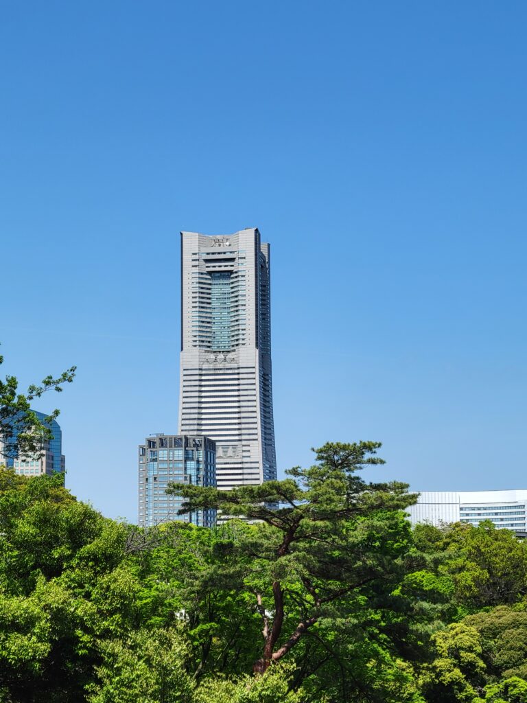 野毛山動物園近くの野毛山公園から見たランドマークタワー 横浜の街並みと新緑