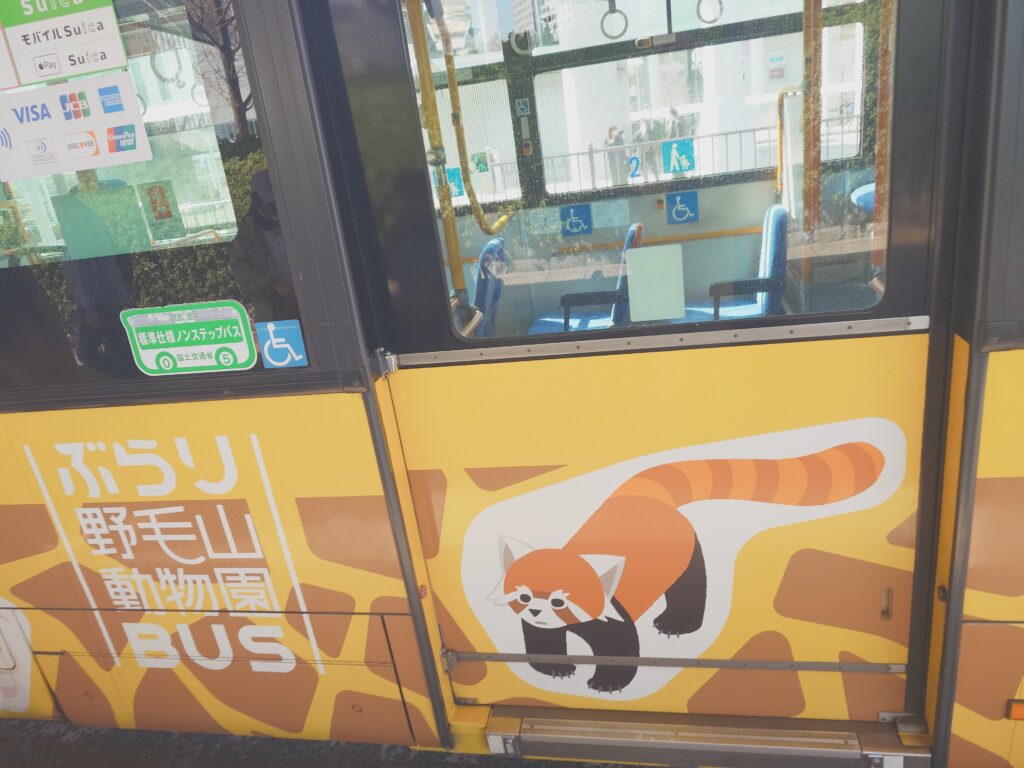 野毛山動物園バス レッサーパンダ ラッピング 桜木町駅前