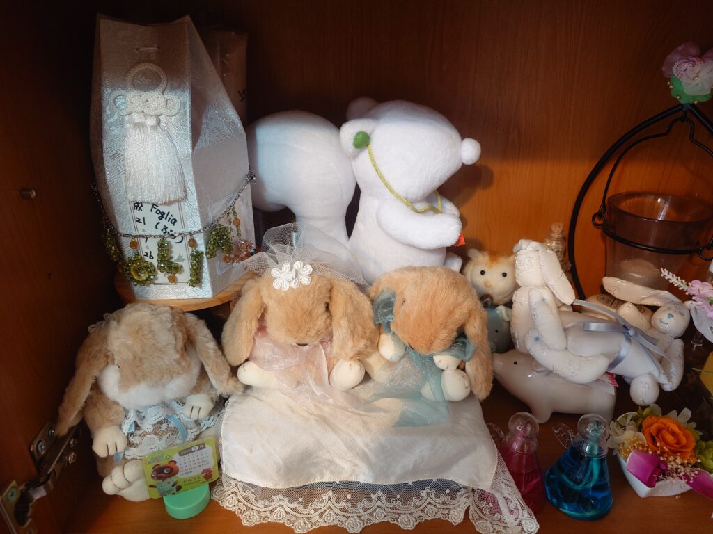 ペット供養のぬいぐるみや遺骨を並べた思い出のコーナー。