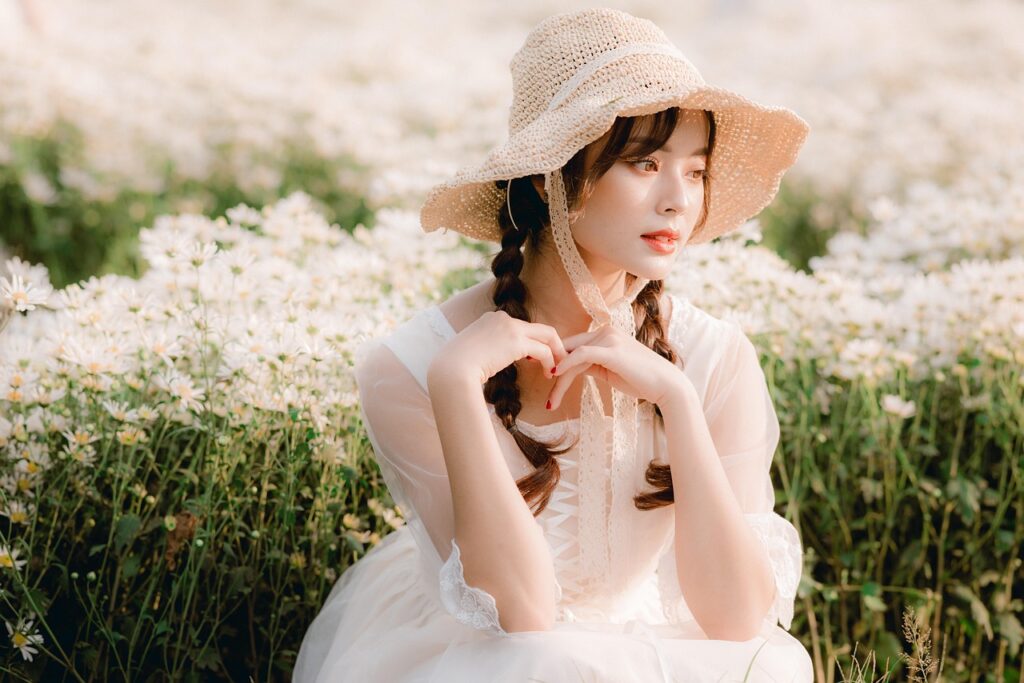 会話中に目をそらす女性の自然な表情を表すイメージ
