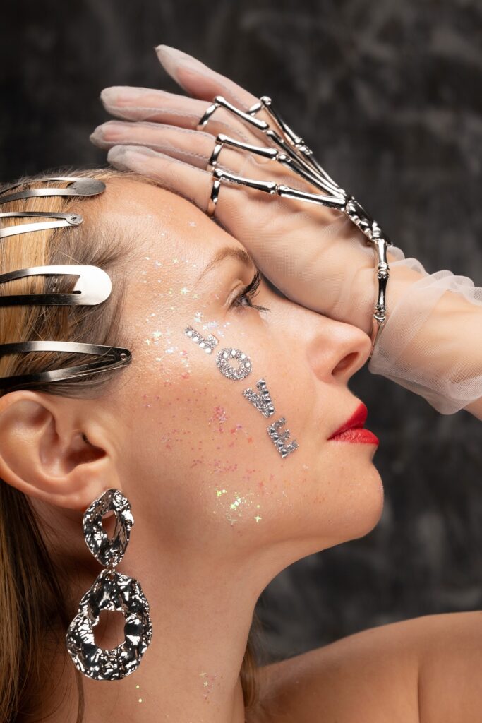 シルバーアクセサリーを身につけたメタルファッションの女性