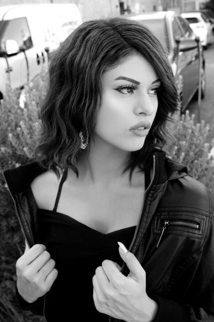 黒を基調にした普段使いしやすいメタルコーデの女性