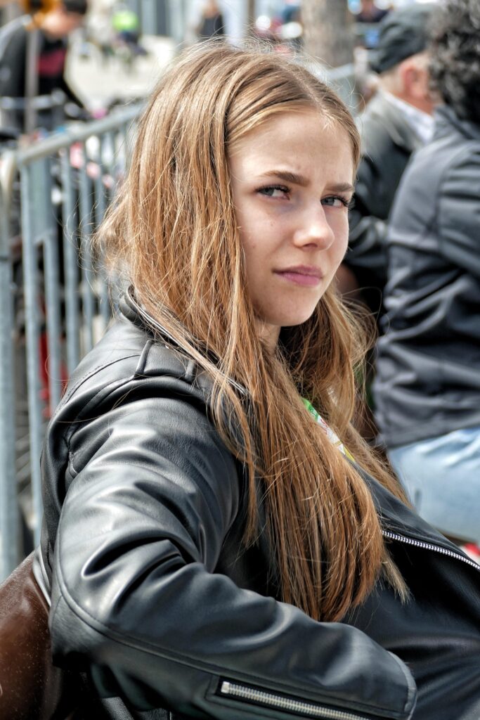 黒コーデとレザージャケットを合わせたメタルファッション